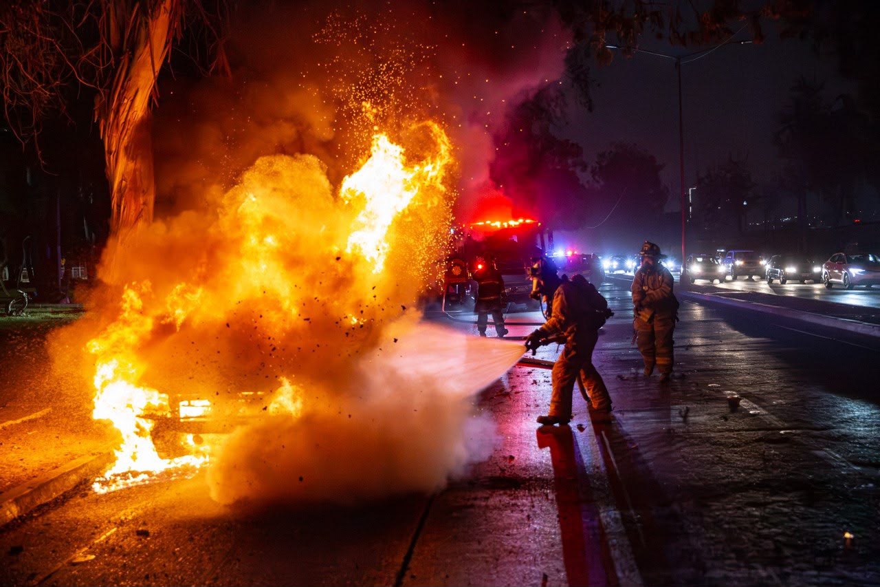 TIJUANA: Camioneta con placas de California se incendia rumbo a la Ready Lane