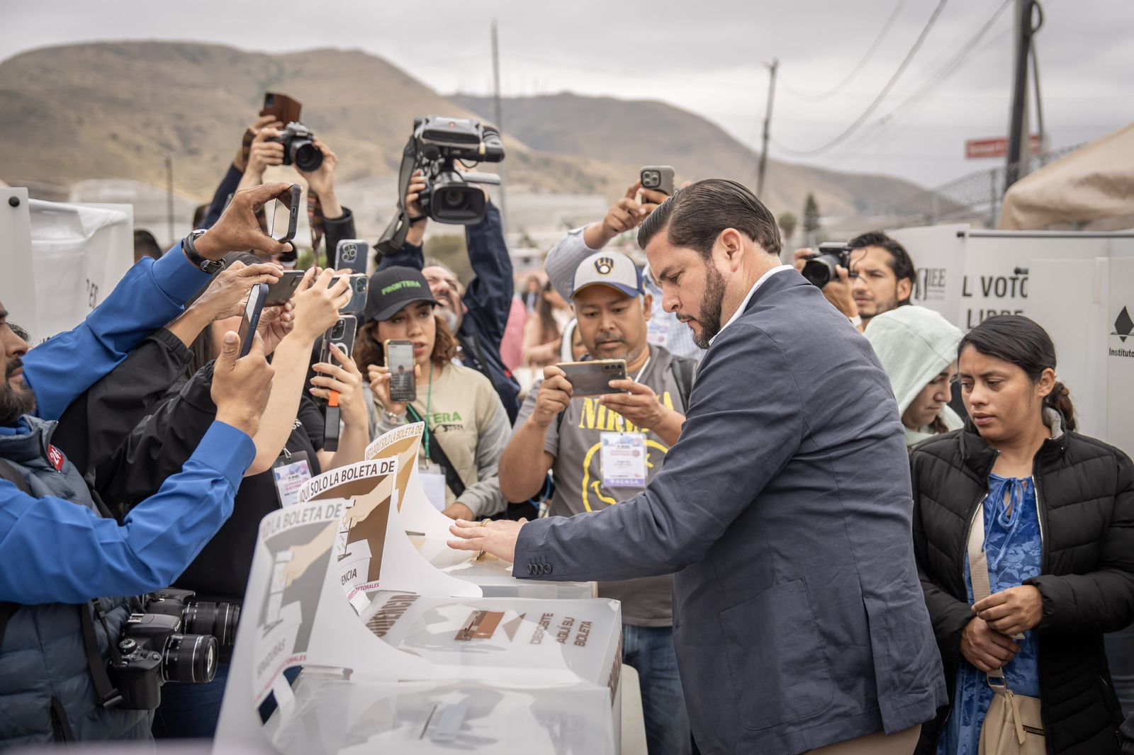 [VIDEO] Emite su voto Ismael Burgueño en casilla de Casa Blanca