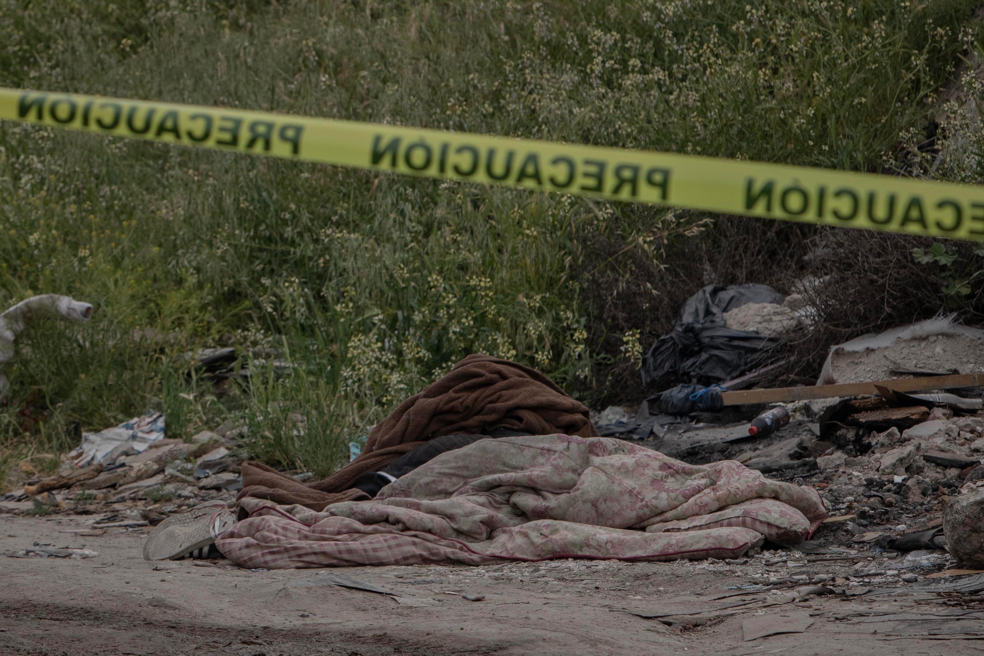 [VIDEO] Abandonan cuerpo encobijado en lote baldío: Tijuana