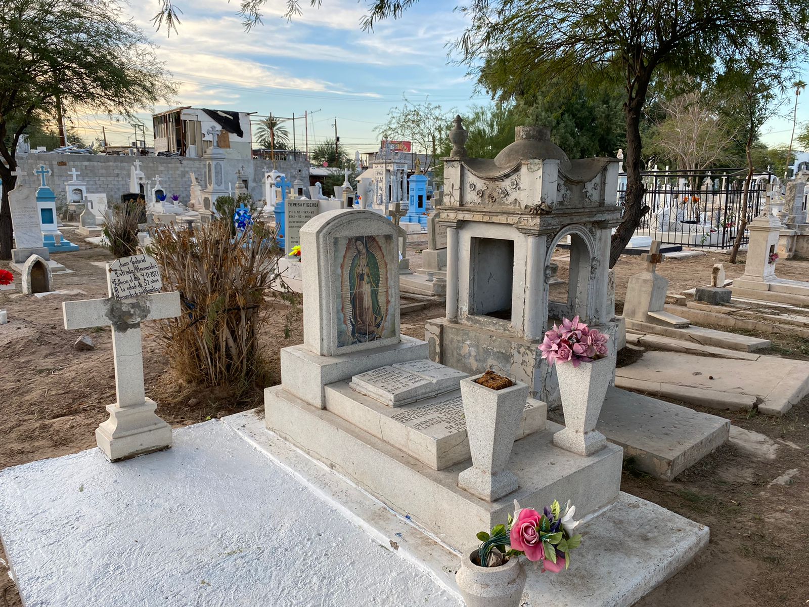 Visitan a sus familiares en los panteones de Mexicali por el “Día de Muertos”