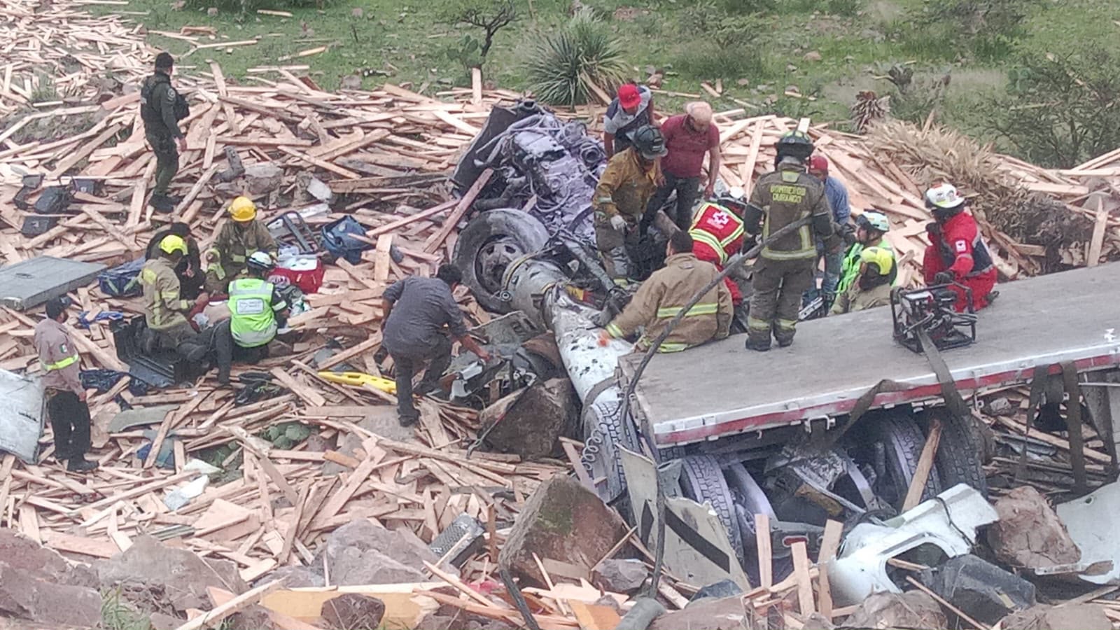 Cae Tráiler con madera a barranco de 30 metros en la Durango-Mazatlán; hay un muerto