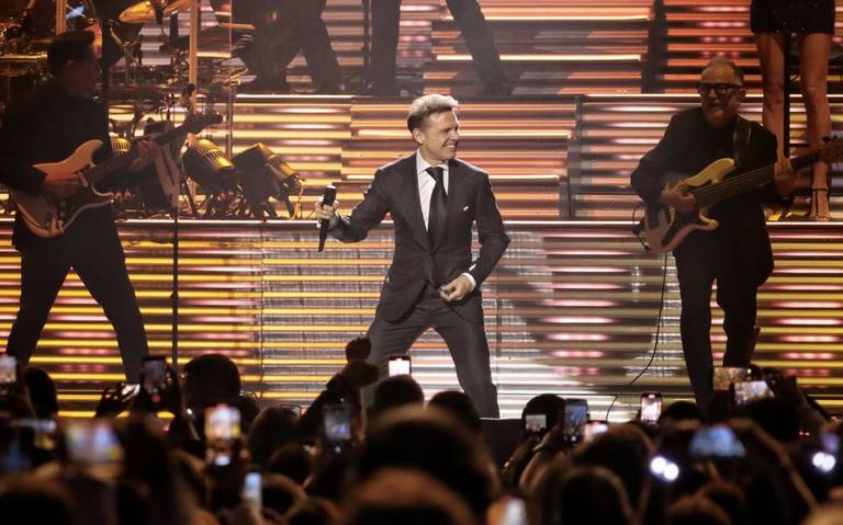 Luis Miguel cae en pleno concierto