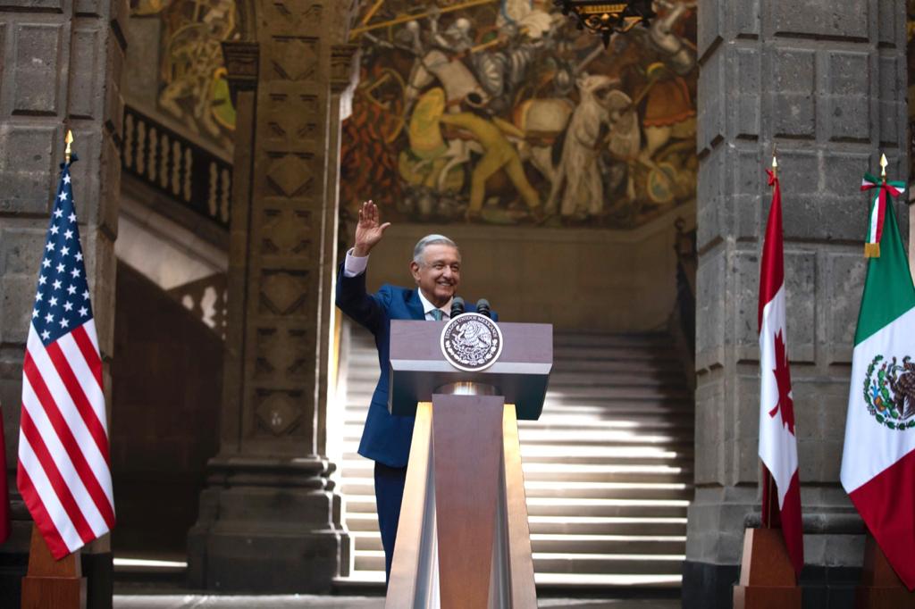 El primer mandatario comentó: “No tenemos pensado construir ningún centro en el sureste mexicano para la migración. Lo que hacemos es ayudar con albergues, con alimentos, con atención médica para los migrantes”.