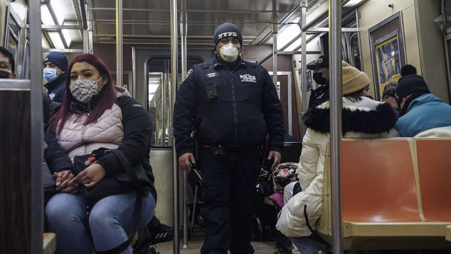 Un agente de tráfico de NYPD fuera de servicio fue asaltado por 5 hombres a punta de cuchillo cuando viajaba por una estación aérea del Metro en Brooklyn ayer a media mañana. Le quitaron el iPhone y la billetera