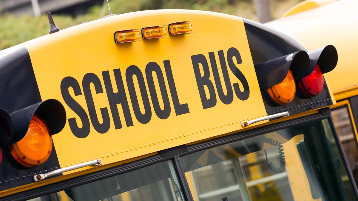Autobús que transportaba alumnos choca contra camión: San Diego