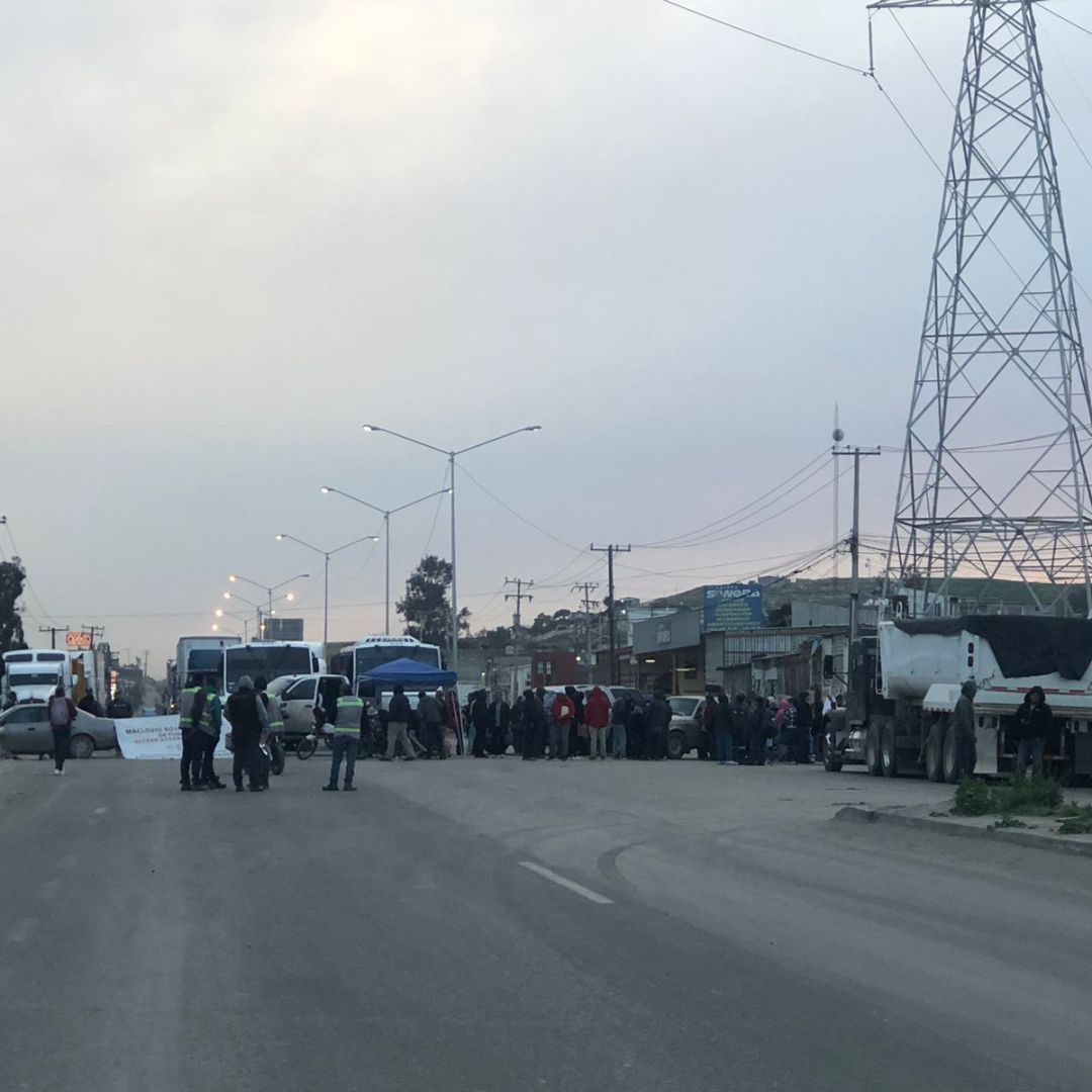 Continúa bloqueo de carretera Tijuana-Tecate