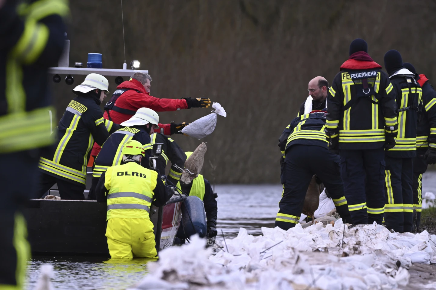 Bomberos durante las operaciones de rescate IFOTO: Lars Penning/AP