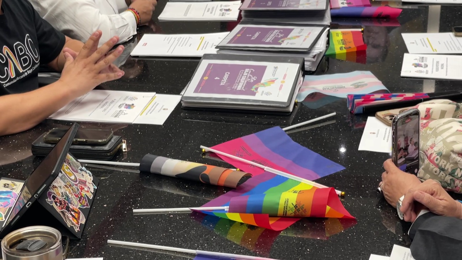 Colectivos LGBT+ entregan pliego petitorio para impulsar cambios legislativos