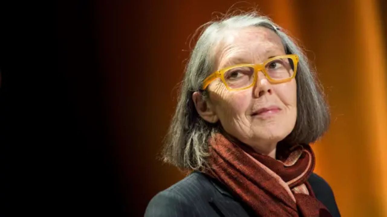 Anne Carson, la filóloga que reinventó la poesía, gana el Nobel de Literatura 2026