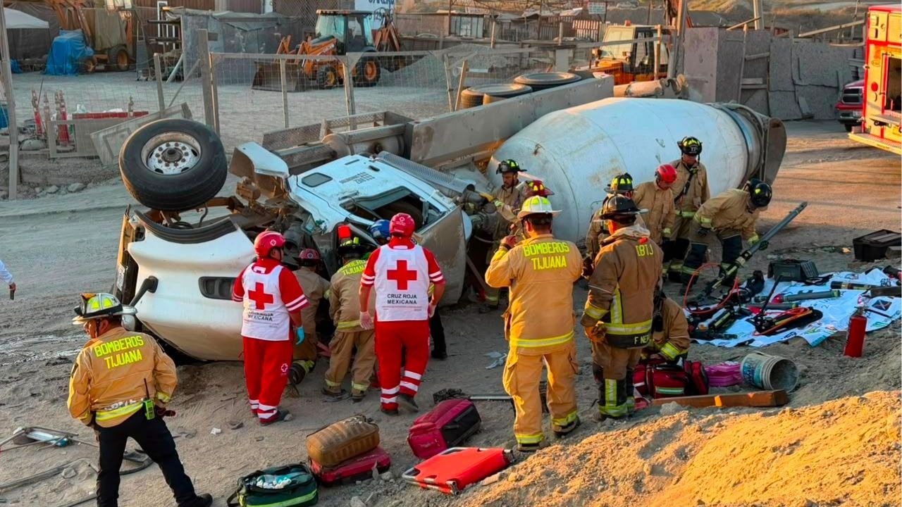 Conductor queda prensado tras volcadura de revolvedora en Tijuana