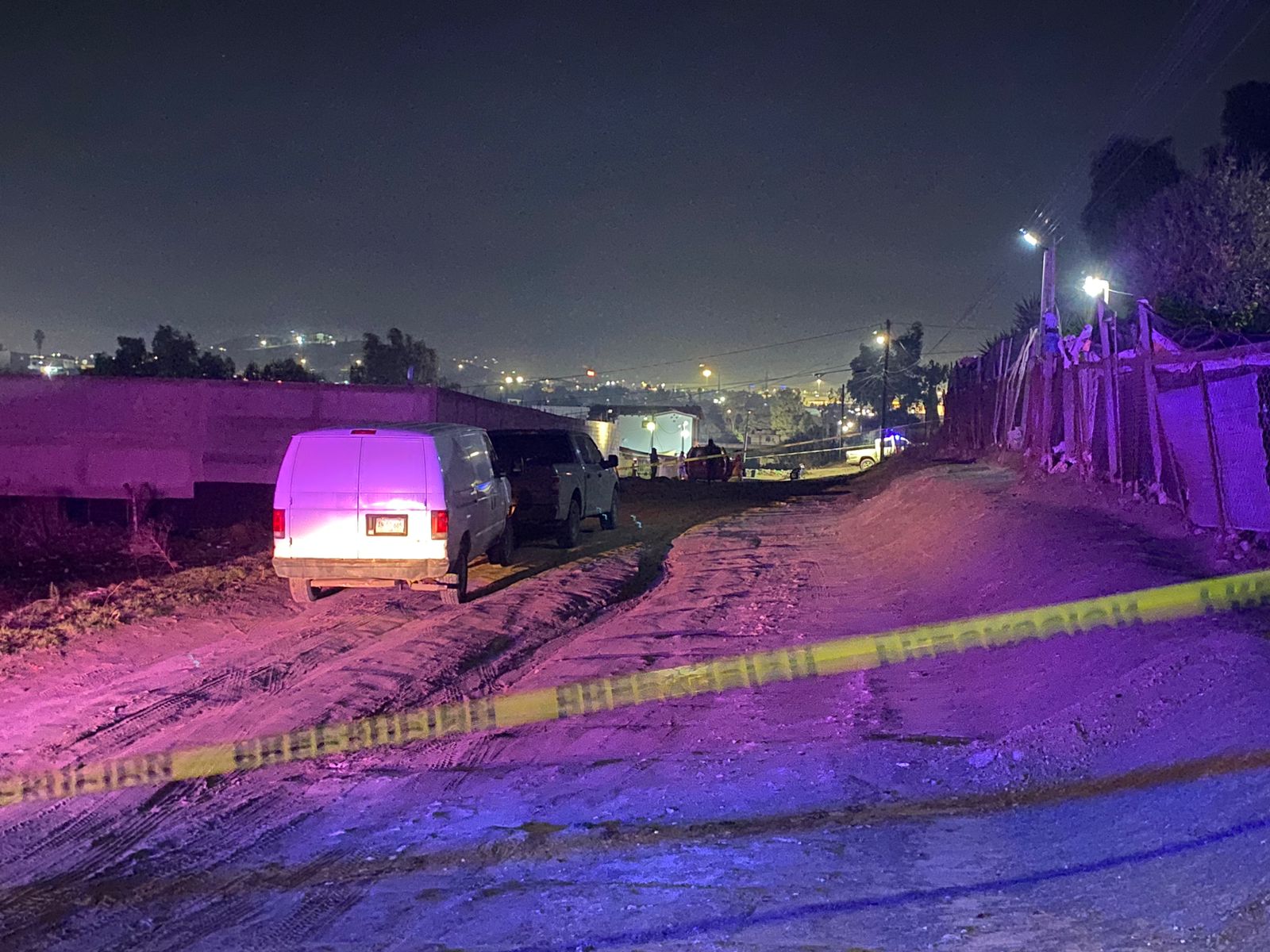 [GALERÍA] Abandonan camioneta con cuerpo dentro en Col. Ejido Francisco Villa