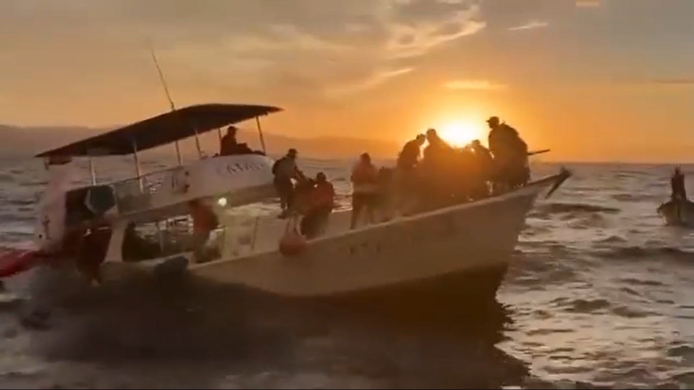 [VIDEO] Naufraga embarcación de turistas: Puerto Vallarta