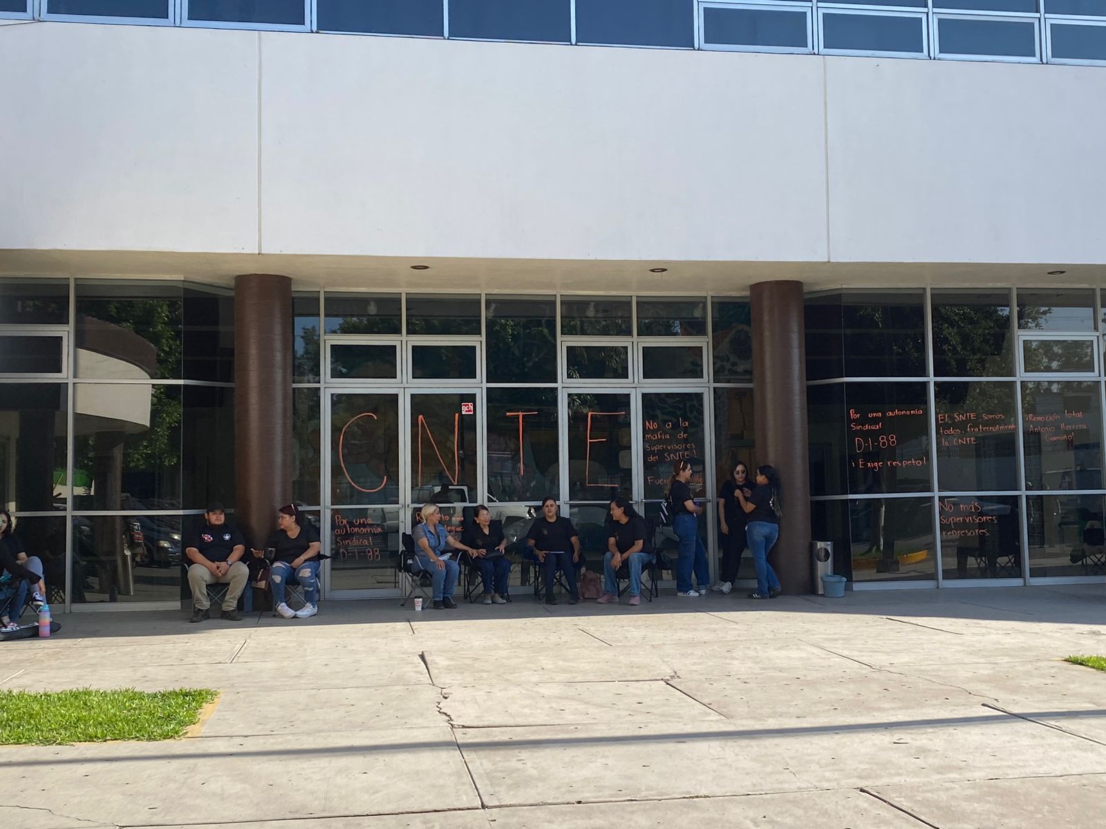 Continúan docentes en paro de labores tras no haber recibido pagos: Tijuana