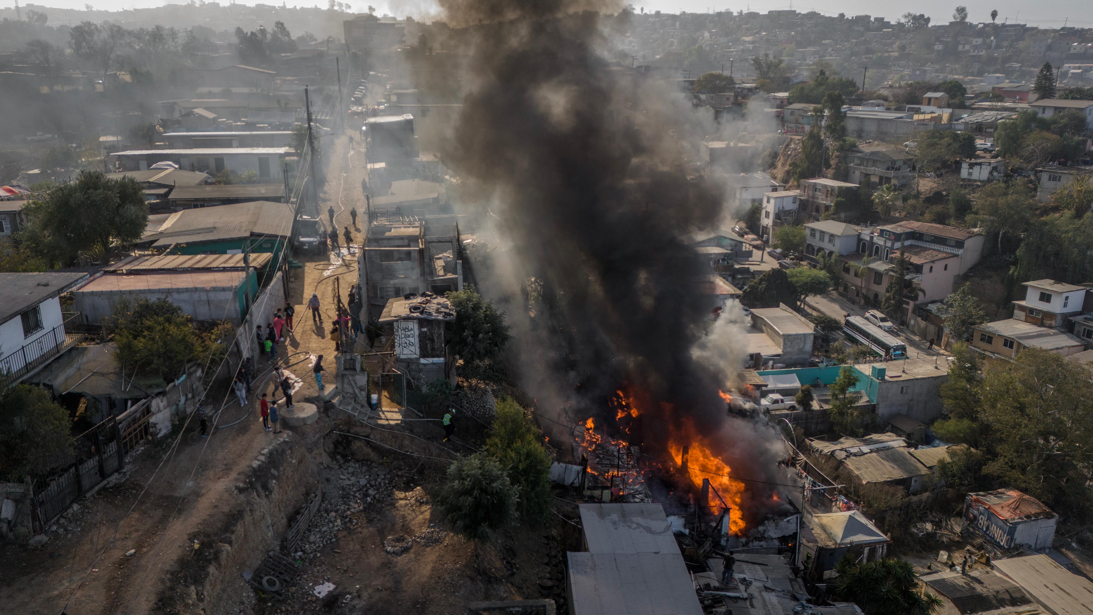 [VIDEO] Muere persona calcinada tras incendio; dos casas se consumen: Tijuana