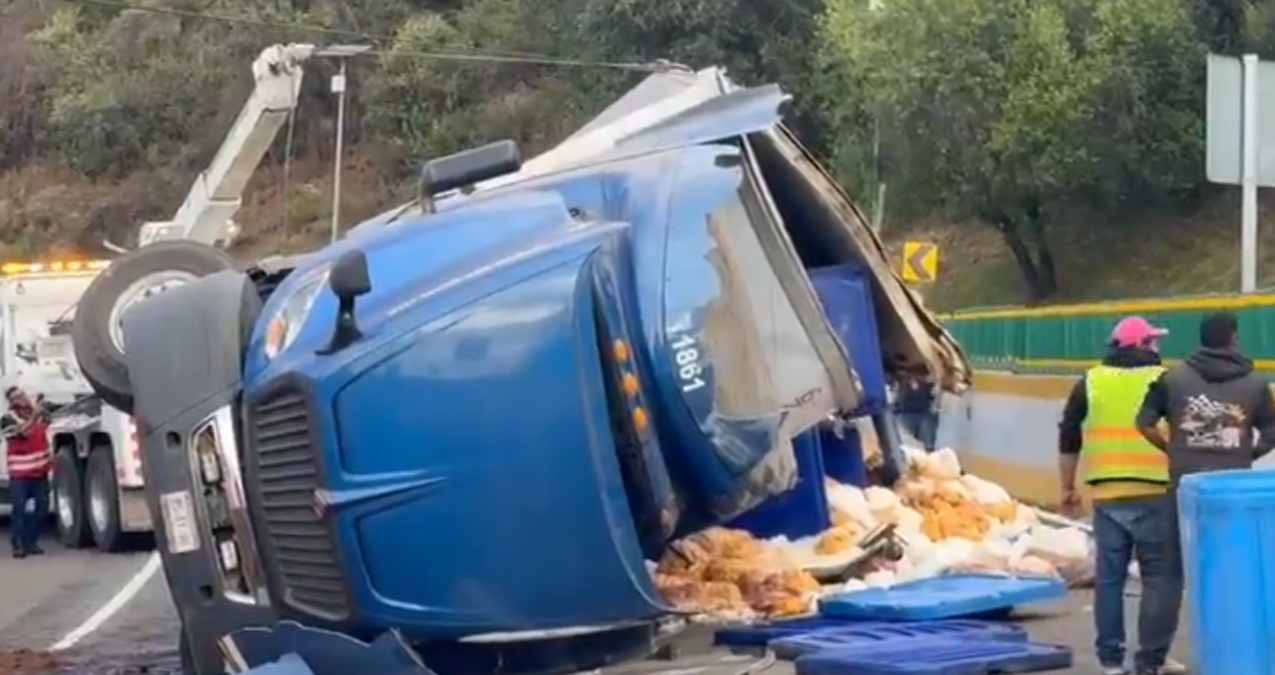 Se vuelca tráiler de pollos congelados en la Autopista México-Cuernavaca