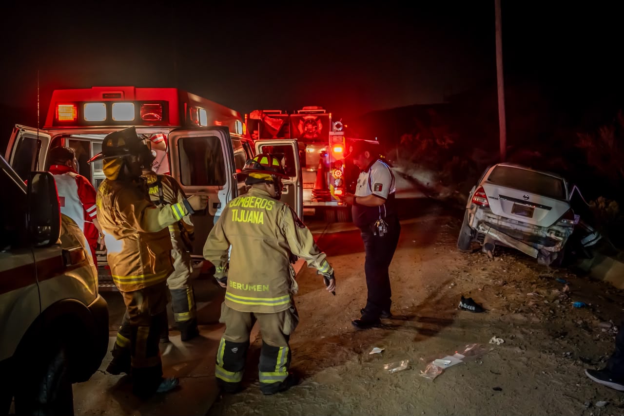 TIJUANA: Pierde el control y choca contra muro en bulevar 2000