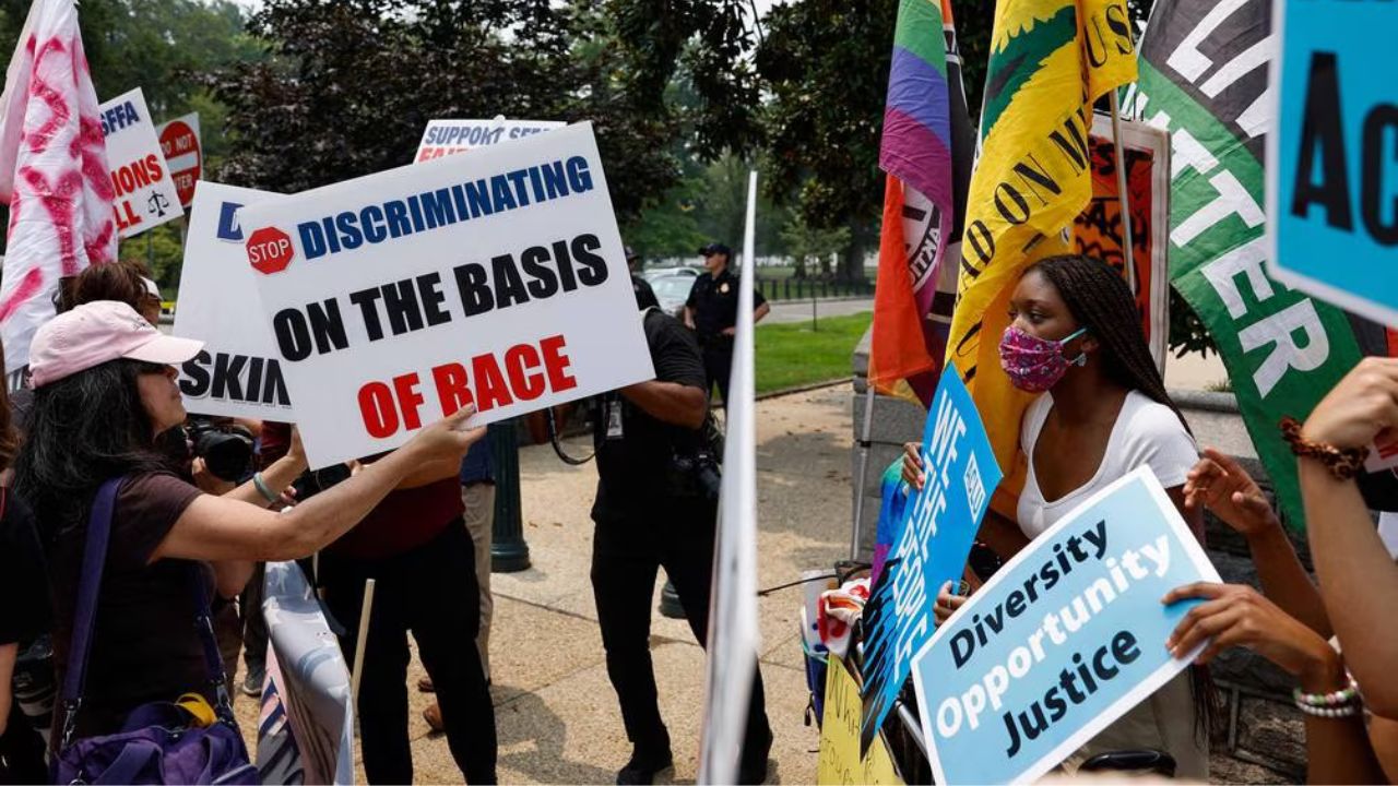 El 29 de junio de 2023, en Washington D.C., grupos de manifestantes con opiniones divergentes sobre la discriminación positiva se congregaron en Capitol Hill. IFOTO:   AFP