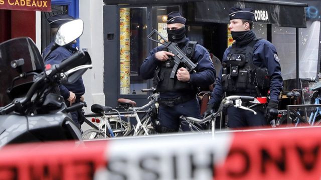 Tragedia en París: Un fallecido y un herido cerca de la Torre Eiffel