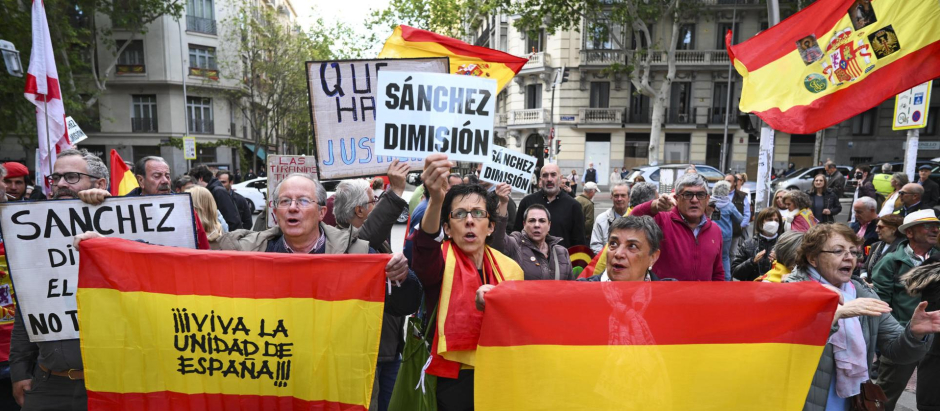 Se manifiestan en defensa a la democracia: España