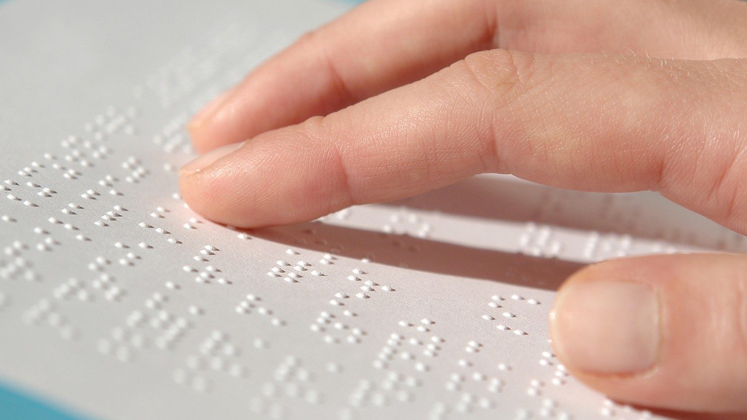 El origen del braille: La innovación de Louis Braille para la lectura táctil