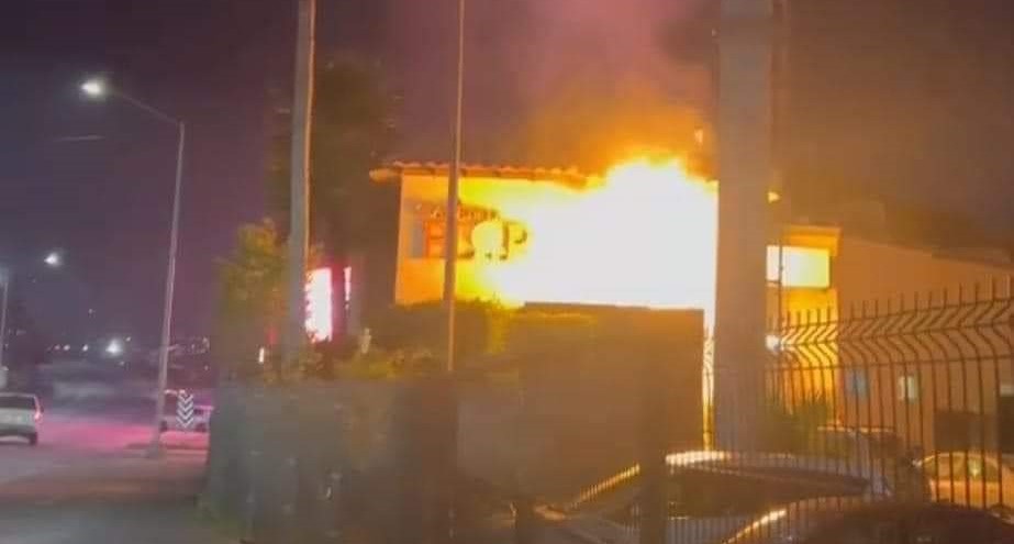 [VIDEO] Se incendia el Café de la Flor en Macroplaza