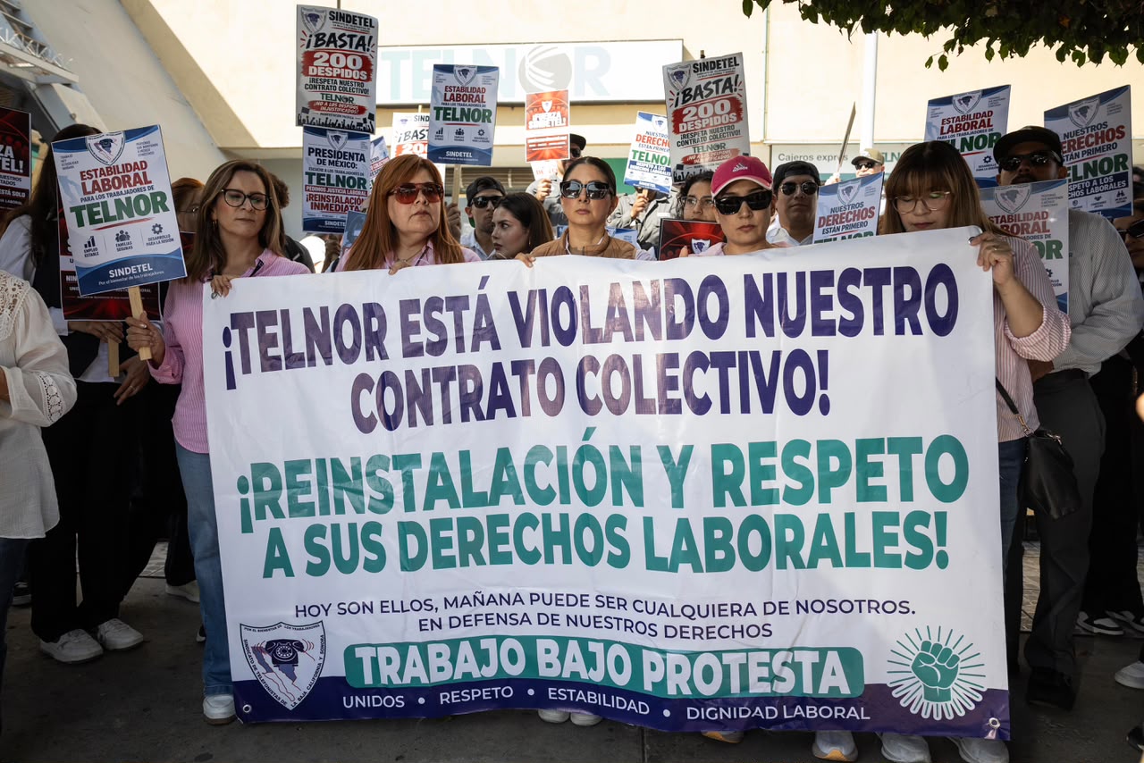 Extrabajadores de TELNOR protestan en Tijuana y piden volver a sus puestos