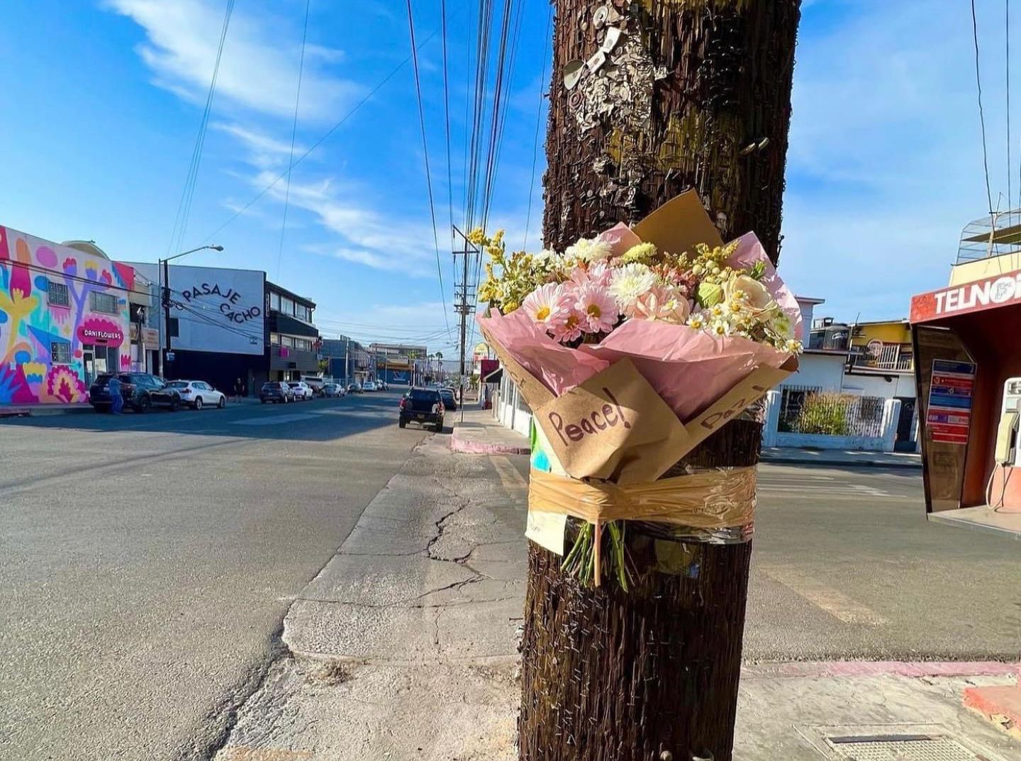 Aparecen en las calles ramos de flores: Tijuana