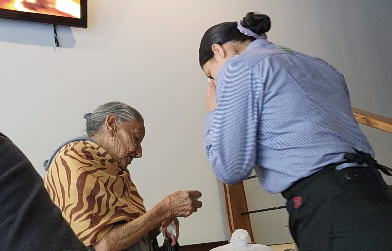 Regaló un desayuno a una “abuelita” que le recordó a su madre