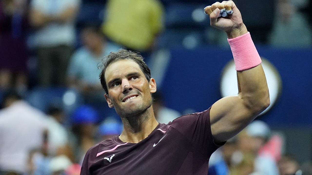 Rafa Nadal sufrió un corte en la nariz al darse un golpe con su propia raqueta. (Foto: Twitter @usopen)