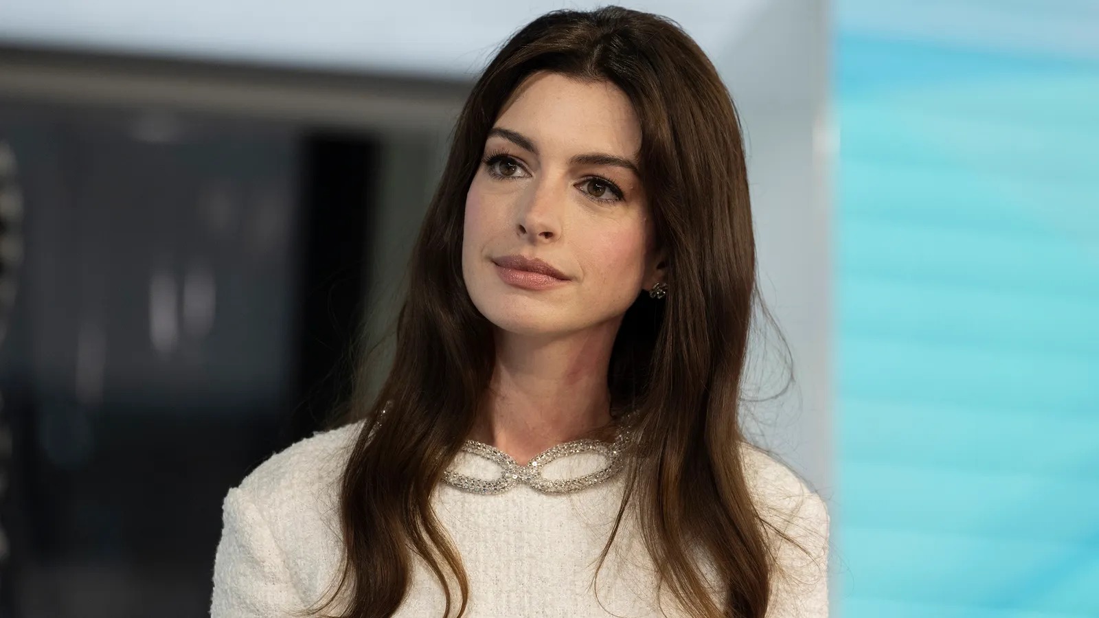 Anne Hathaway pide a sus fans que mantengan el orden y es criticada