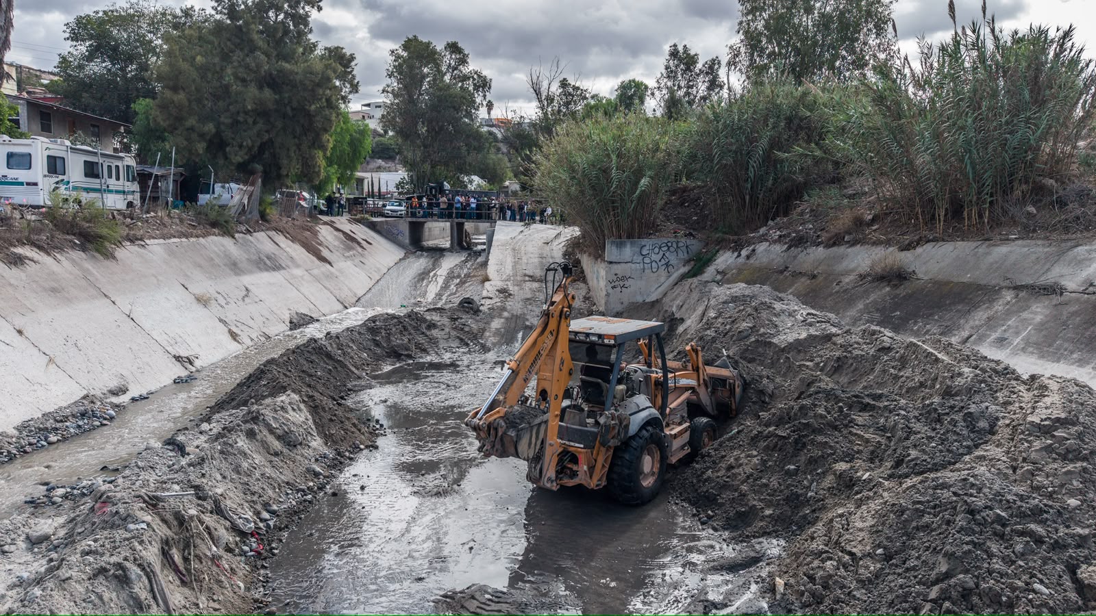 Lluvias retrasan limpieza de desarenador en Tijuana; prevén terminar en dos semanas