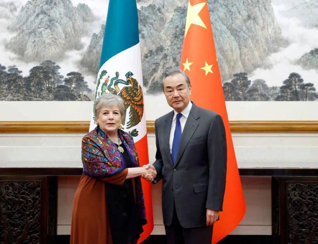 Alicia Bácena y Wang Yi IFOTO: @SRE_mx