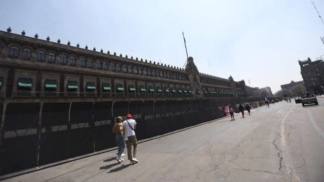 Asegura AMLO que vallas en Palacio Nacional son para prevenir violencia