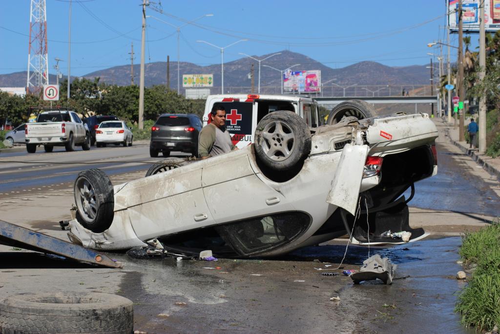 Auto se voltea por el 2000