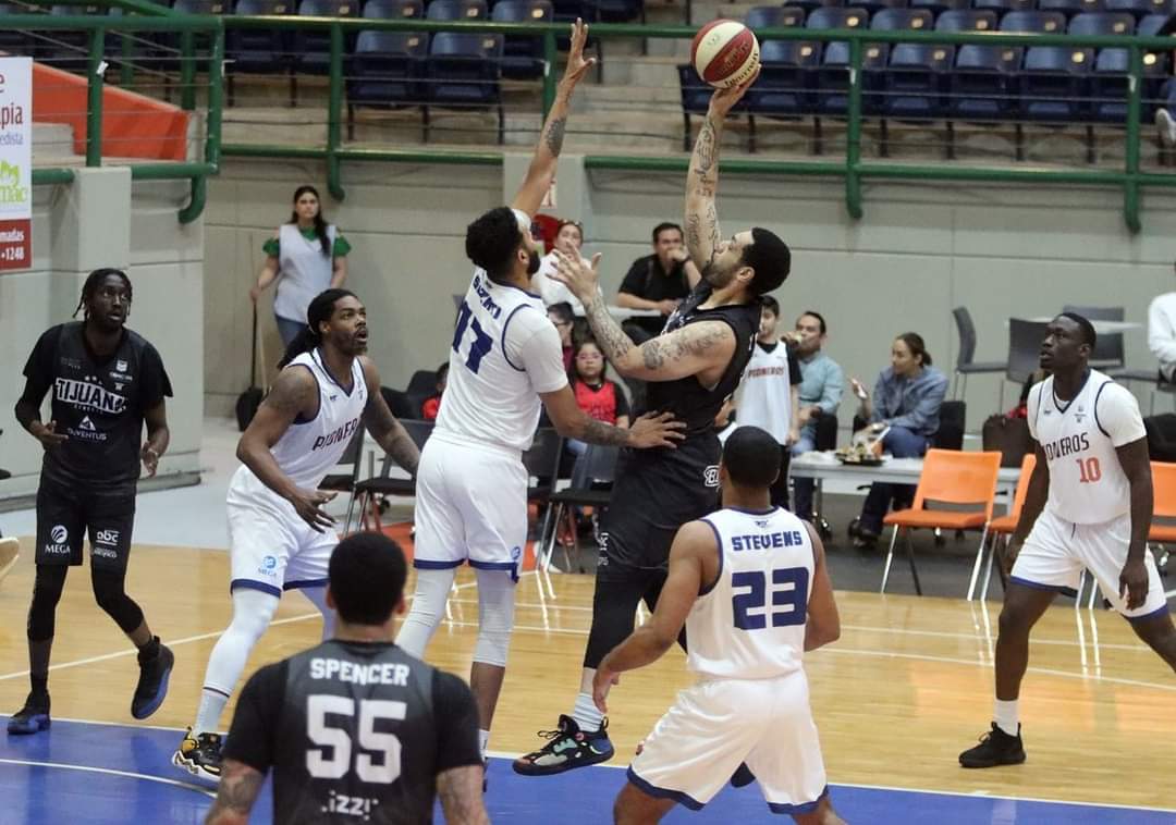 Saca Zonkeys “la escoba” ante Pioneros