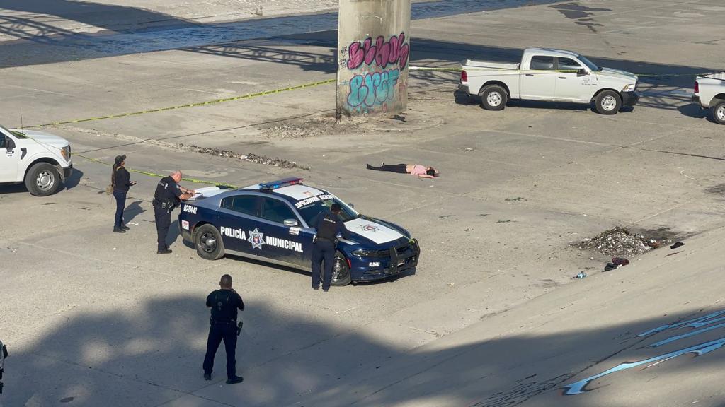 [IMAGEN Y VÍDEO SENSIBLES] Localizan  cuerpo de mujer en canalización del Río en Tijuana