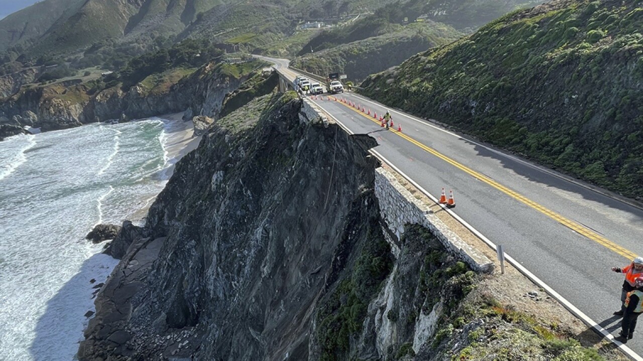 Colapsa carretera de California tras tormenta