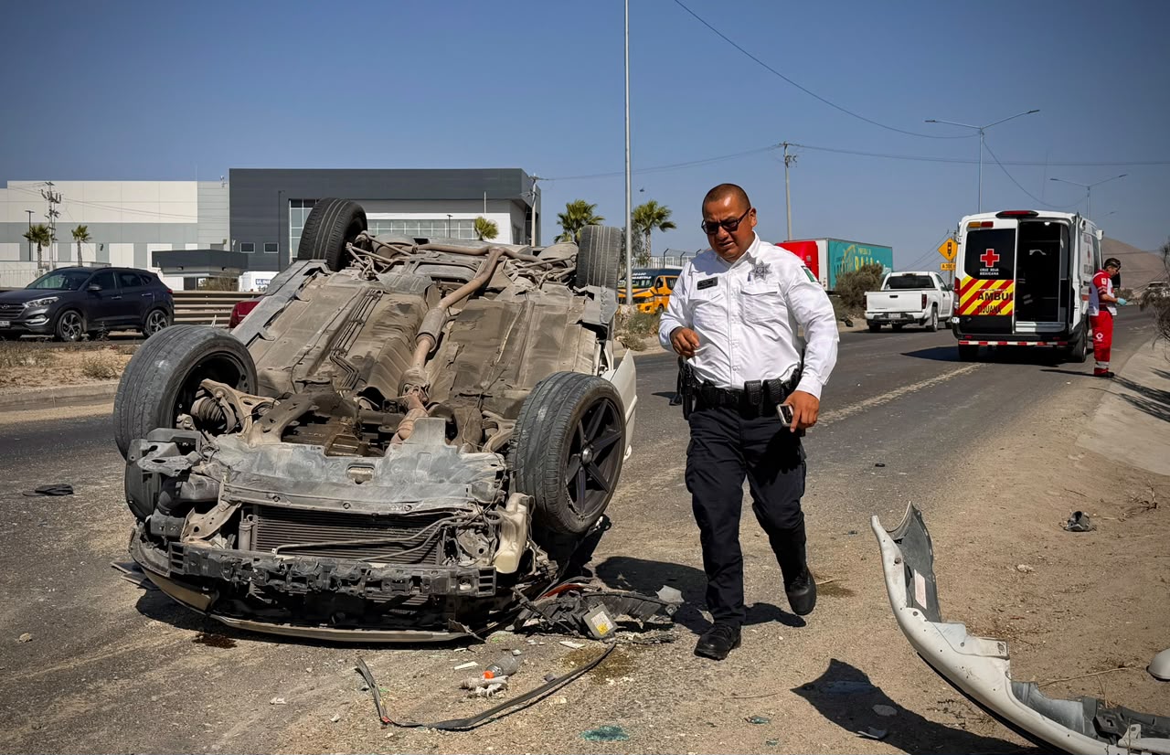 Vuelca pareja sobre la libre Tijuana-Tecate; joven es trasladada a hospital