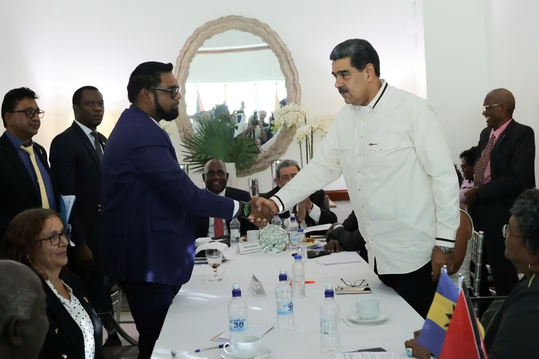 Irfaan Ali, presidente de Guyana, dando la mano a Nicolás Maduro, presidente de Venezuela IFOTO: Centro de Gobierno de Venezuela