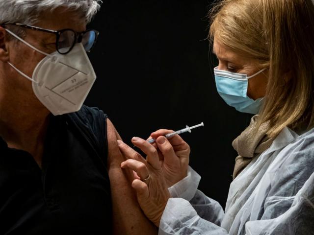 Se vacuna hombre 217 veces  contra COVID-19: Alemania