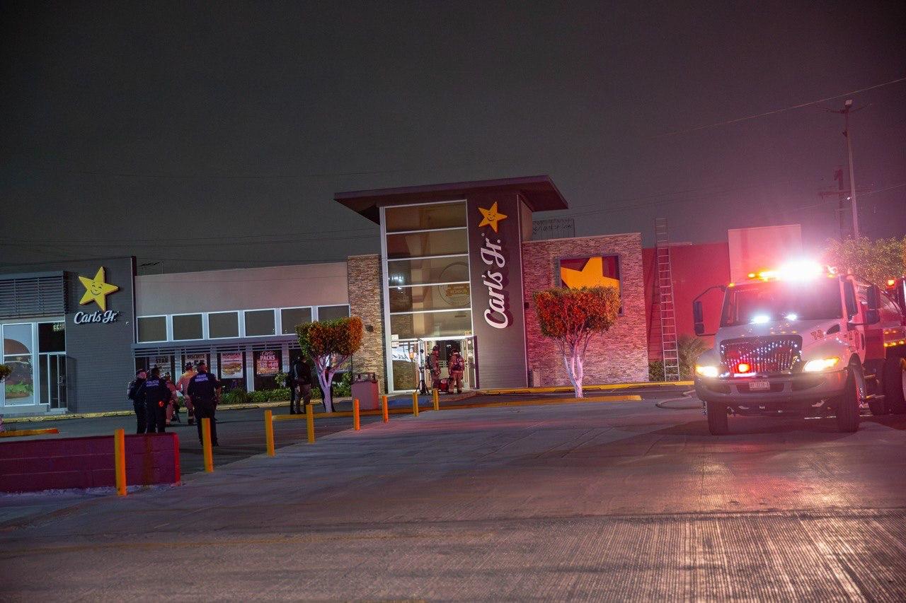 Incendio en Carl’s Jr. moviliza a Bomberos en Plaza Cedros