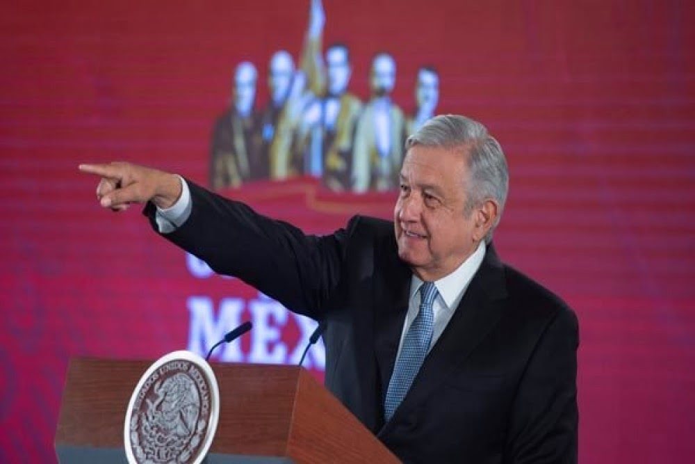 ¿No son ellos los que permiten el relleno de urnas y la falsificación de actas?, ¿No son las autoridades electorales las que se roban los paquetes, no son las autoridades electorales las que permiten la compra del voto?, insistió López Obrador.