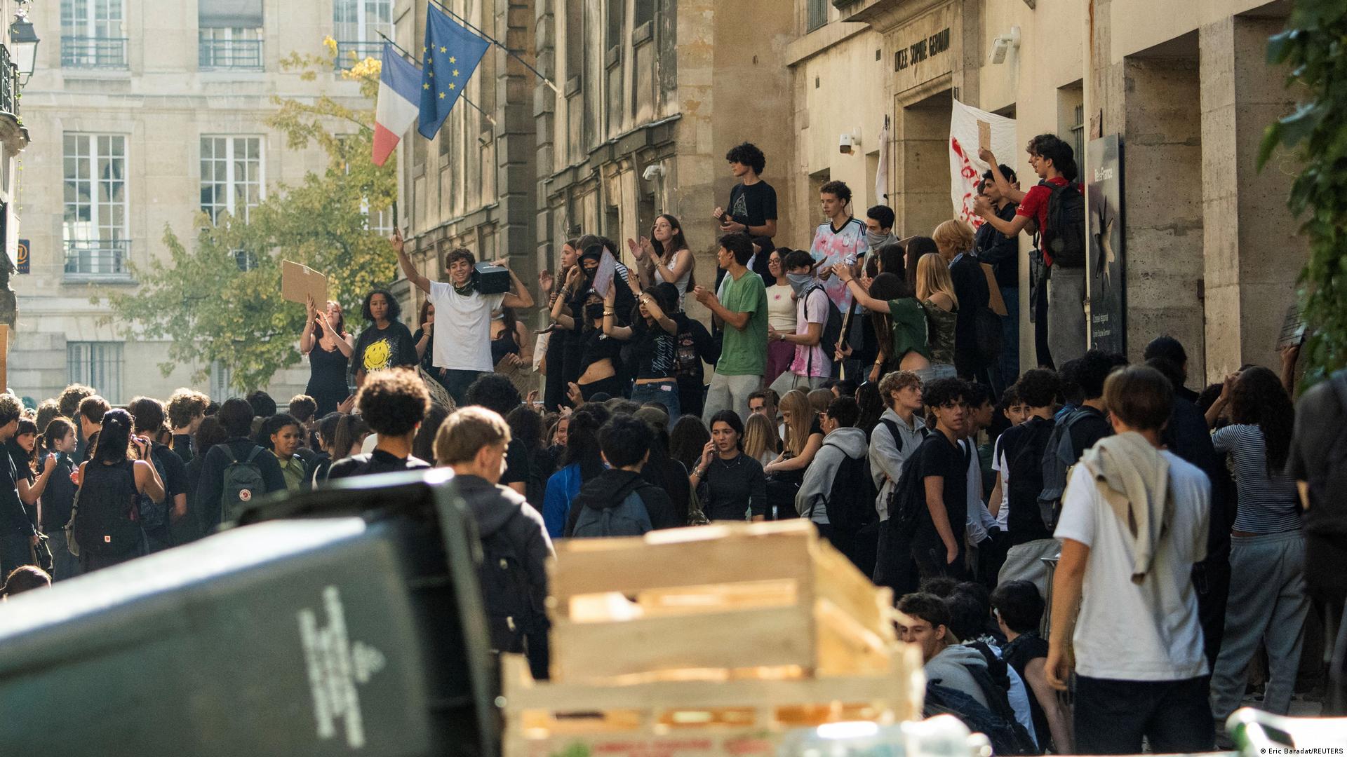 Cientos de miles de estudiantes marchan en Francia contra los recortes al sector público