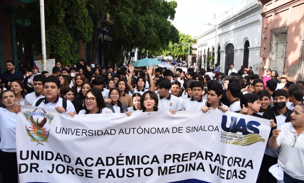 Miles de universitarios toman las calles de Sinaloa