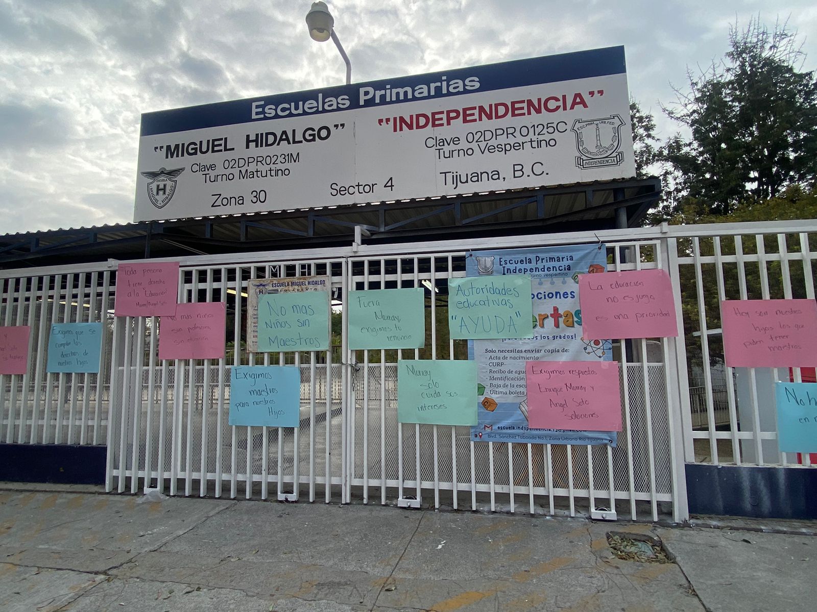 Cierran con candados la Escuela Primaria Miguel Hidalgo por falta de maestros: Tijuana