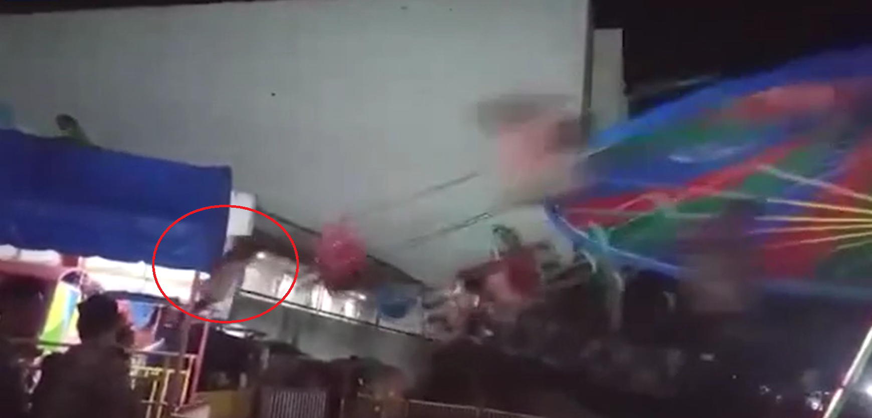 [VÍDEO] [IMÁGENES FUERTES] Niño sale volando de juego mecánico
