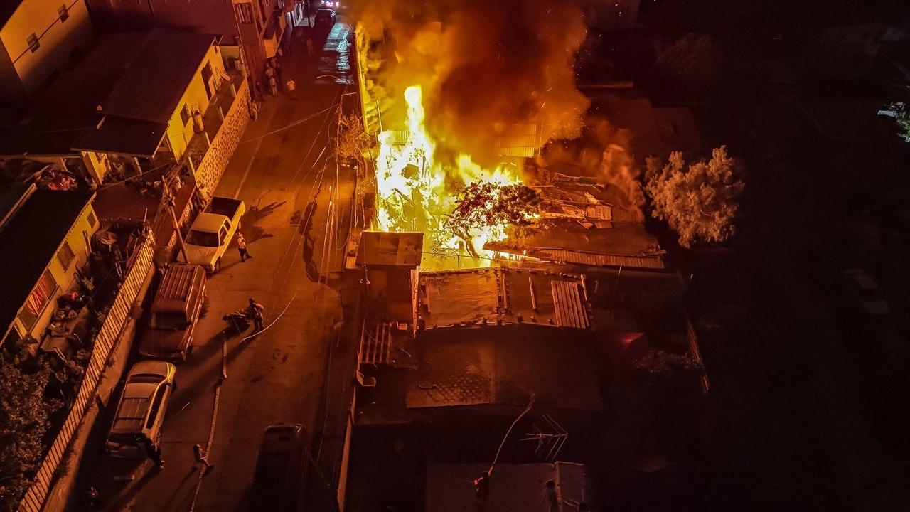 TIJUANA: Voraz incendio consume vivienda de madera en la colonia Postal