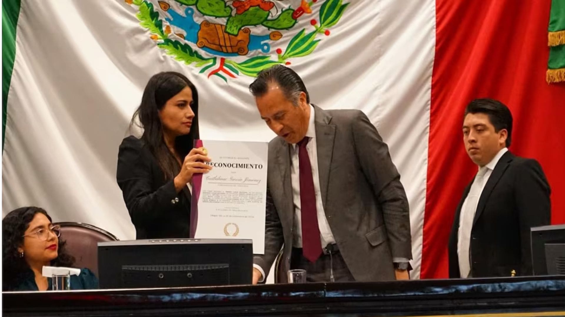 Diputada Indira Rosales entrega reconocimiento al gobernador Cuitláhuac García como el "peor de la historia"