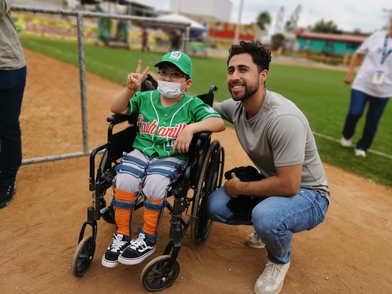 Jugadores tijuanenses de Grandes Ligas motivan y apoyan a atletas con discapacidad