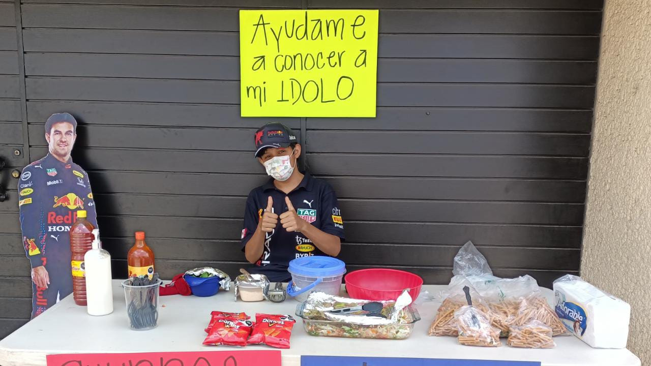 Joven emprende un pequeño negocio para conocer a su héroe